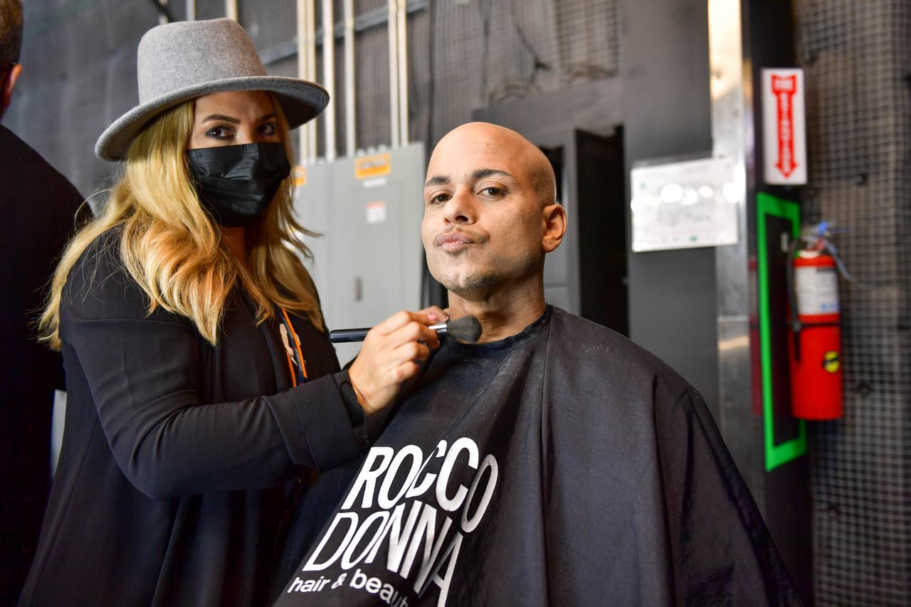 <b><a href="https://www.univision.com/shows/tu-cara-me-suena/michael-stuart-y-su-participacion-como-pitbull-en-tu-cara-me-suena-2022-pone-en-conflicto-a-los-jueces-video" target="_blank">Michael Stuart ahora se convirtió el Pitbull</a></b> y el área de maquillaje se encargó de dejarlo muy parecido al cantante.