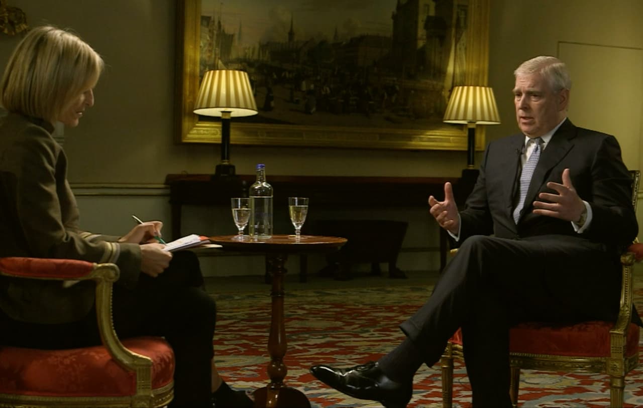 Por su parte, Emily Maitlis, la periodista que realizó la entrevista, aseguró en un artículo a
<b><a href="https://www.thetimes.co.uk/edition/news/emily-maitlis-my-interview-with-prince-andrew-8hhclpwcf">The Times</a></b> que el príncipe contó con la aprobación de la reina Isabel para hablar en televisión de las acusaciones.