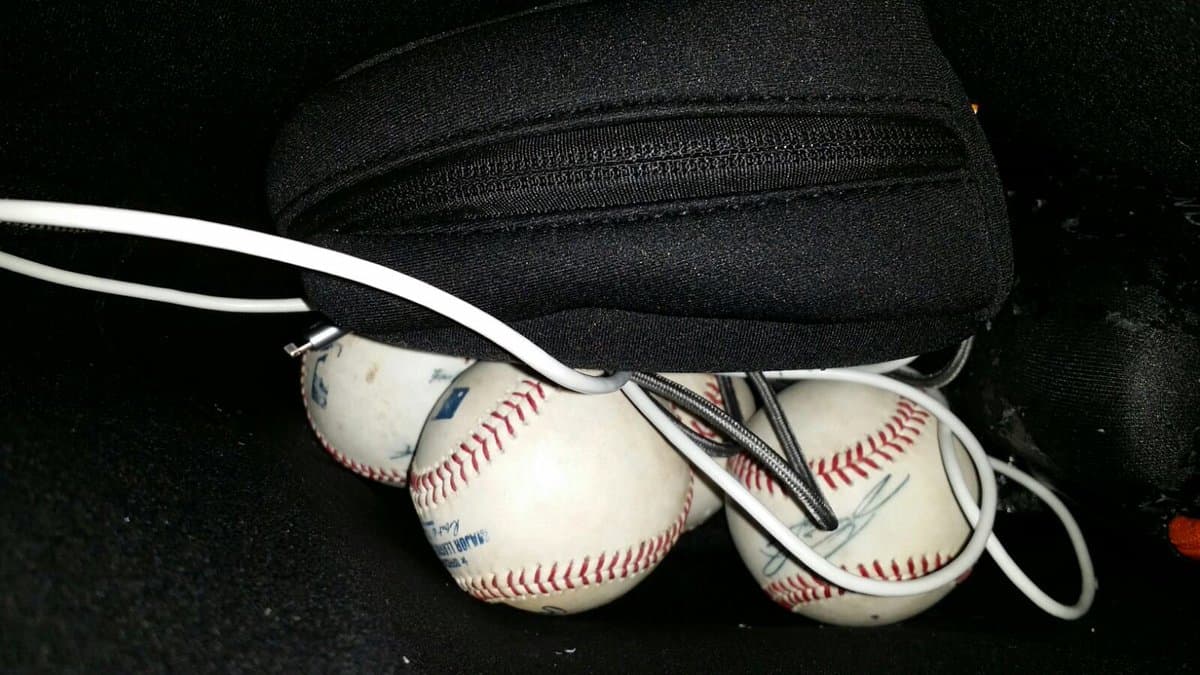 Aparecen cuatro pelotas firmadas por José Fernández en una playa cercana al lugar donde murió