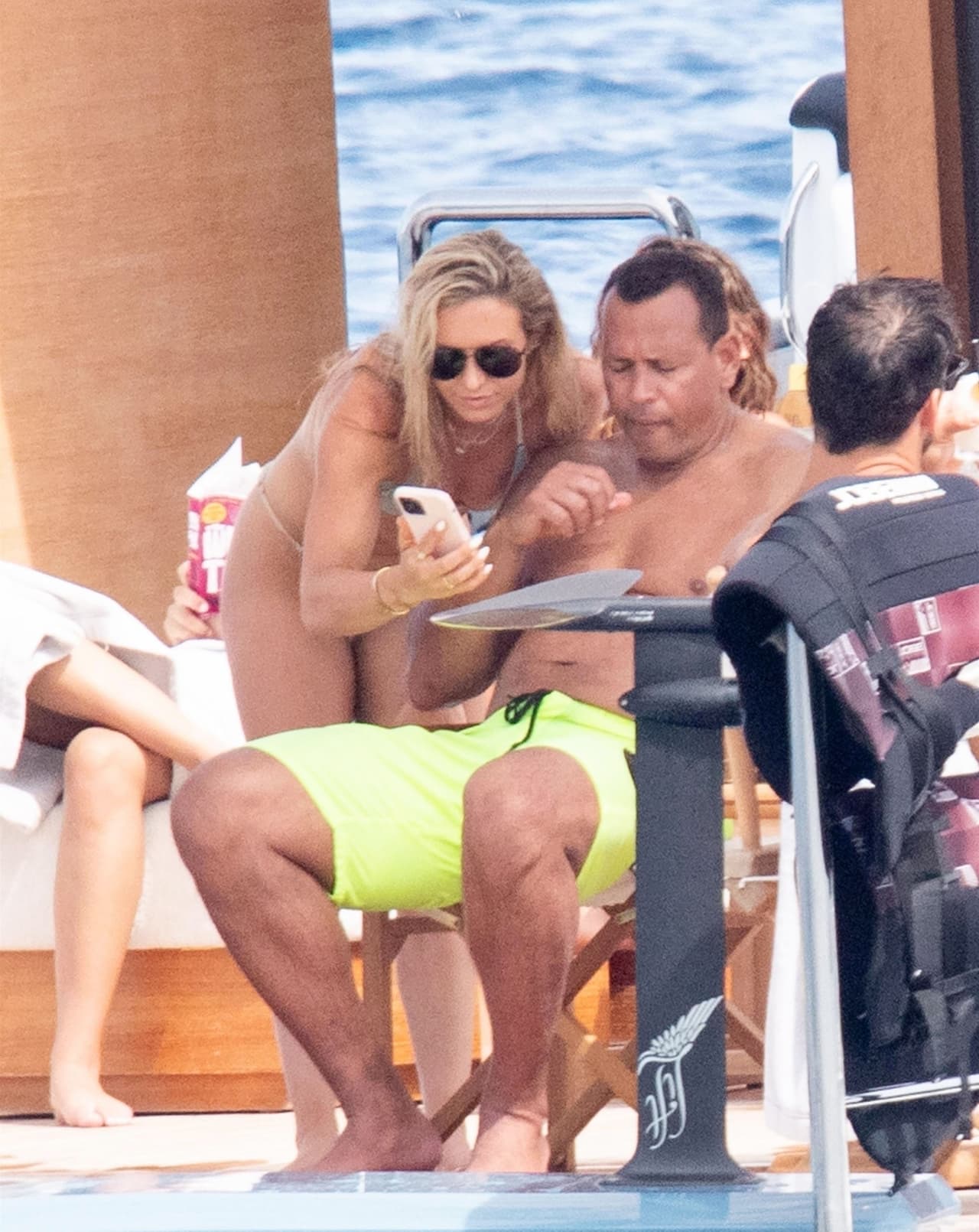 La pareja parece ya no querer ocultar su amor, pues desde la semana pasada han sido vistos juntos y cariñosos durante su travesía por las aguas de ese país. 
<br>