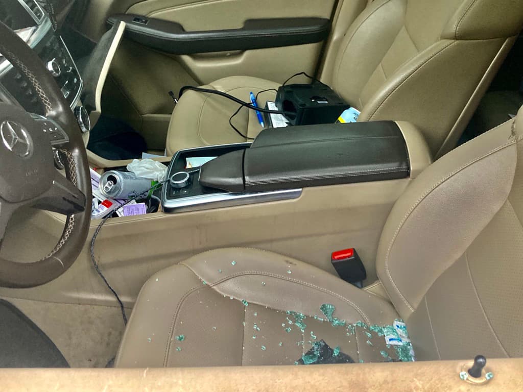 El interior de los vehículos también fue afectado.