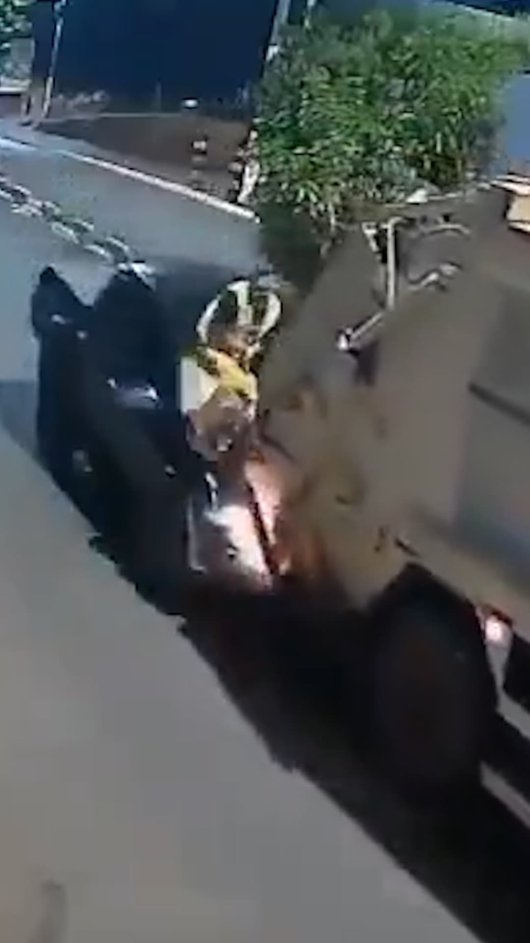 Video capta a recolector de basura que salta para evitar ser impactado por un automóvil