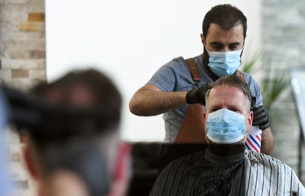 Salones de belleza y barberías en Texas podrán reabrir este viernes con ciertas reglas