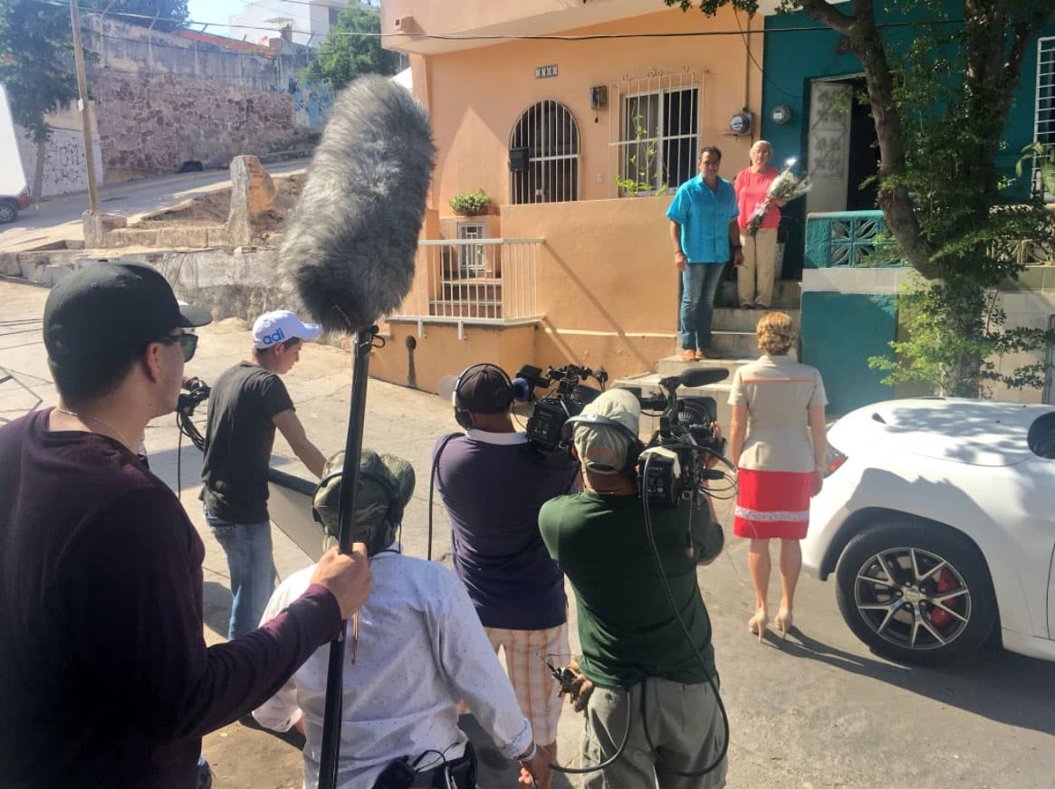 A través de las redes sociales la producción ha revelado algunos momentos de las grabaciones: "Corriendo y grabando @Omar45Fierro @KlitboCynthia #HijasDeLaLuna".