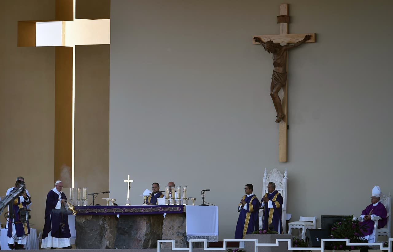 En su homilía, en la misa que ofició en la explanada de la feria de Ciudad Juárez, el Papa pidió "¡no más muerte ni explotación!"
