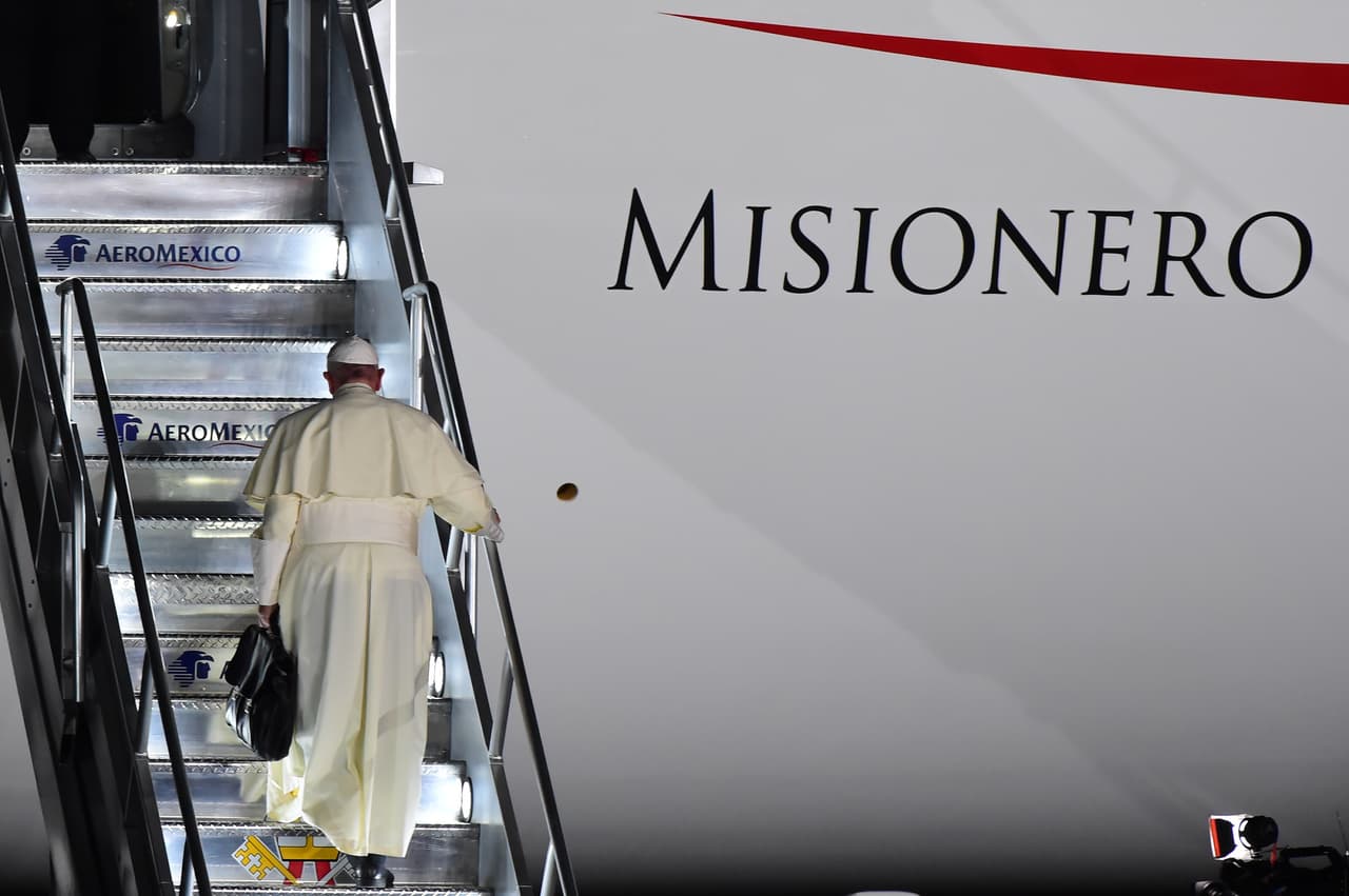 Por la noche, el sumo pontífice fue despedido por el Presidente de la República junto a su esposa y su gabinete, así como fieles quienes gritaban "Francisco, hermano, ya eres mexicano".