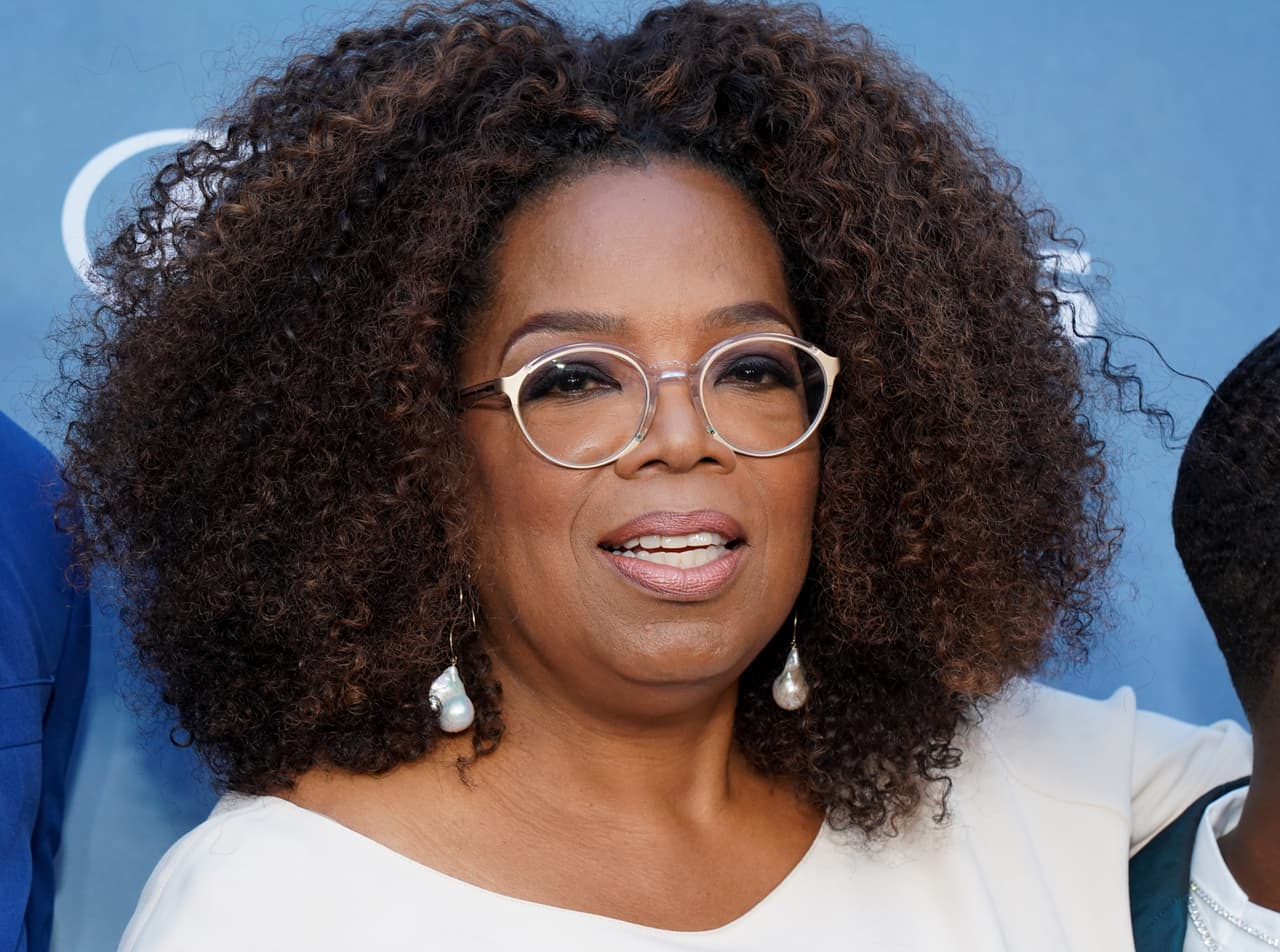 <b>Oprah Winfrey (presentadora de televisión y empresaria)</b>
<br>
<br>Patrimonio neto: 3,000 millones de dólares.
<br>
<br>Primer empleo: empleada de una tienda de comestibles.
<br>
<br>
<br>La actriz, presentadora de televisión y empresaria de medios comenzó a producir dinero muy temprano. Cuando era adolescente en Nashville, Tennessee, comenzó a trabajar en la tienda de al lado de la peluquería de su padre. "No se me permitía hablar con los clientes, eso fue muy, muy, muy difícil",
<a href="https://www.oprah.com/entertainment/oprahs-live-newscast-and-celebrities-first-jobs"><u>se lee en Oprah.com</u></a>.