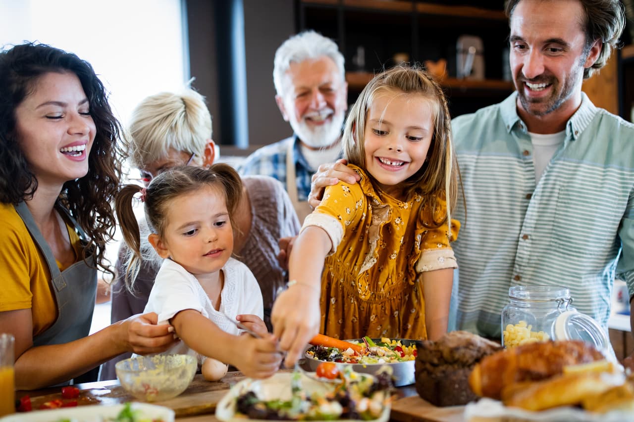 <b>Protege a los niños de las quemaduras</b>. Mantén a los niños lejos de la cocina, al menos unos 3 pies alrededor de la estufa y el horno.