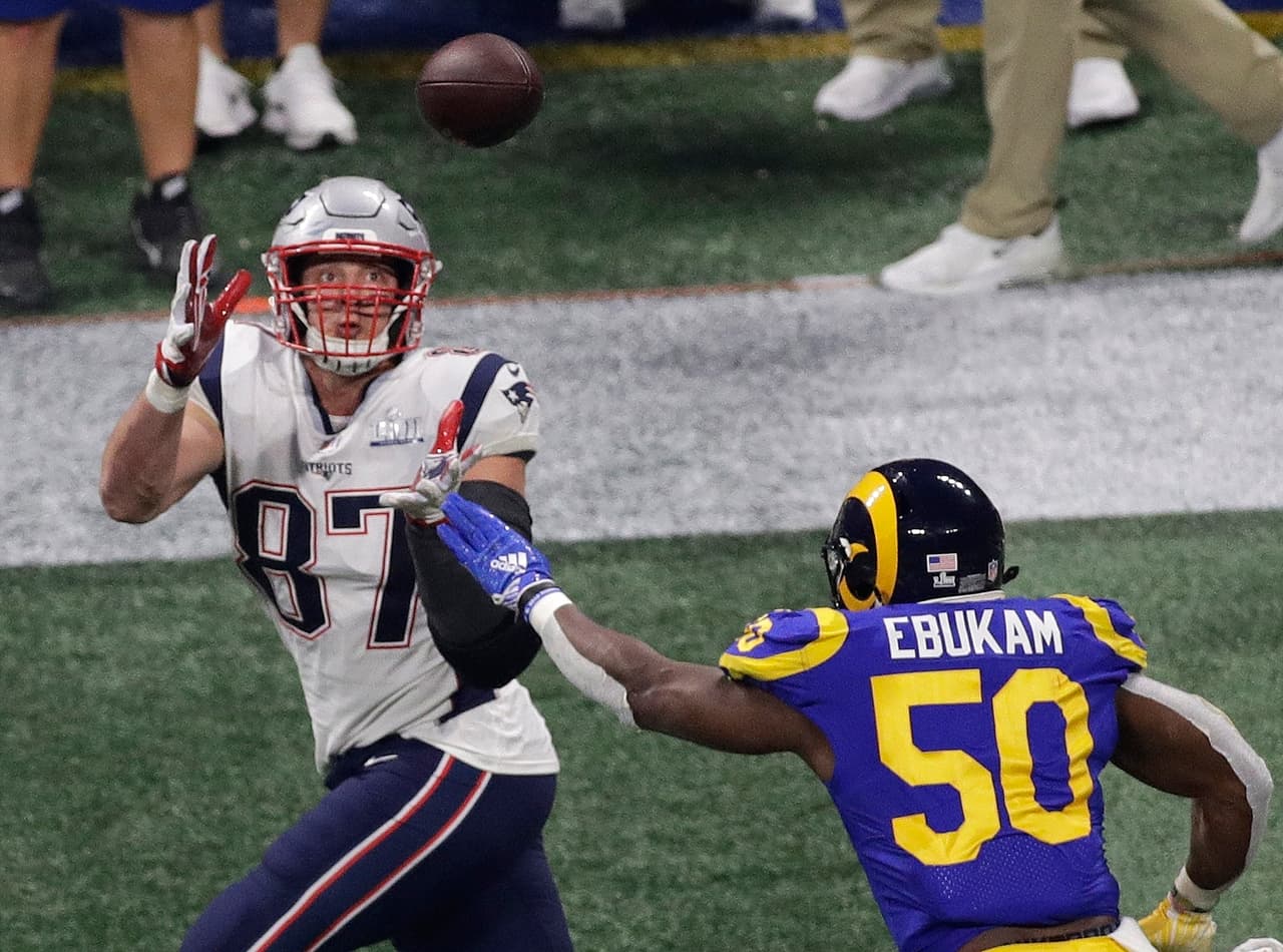 Gronkowski ostenta el récord en Playoffs de un ala cerrada en recepciones (81), yardas por recepcion (mil 163) y recepciones de touchdown (12).