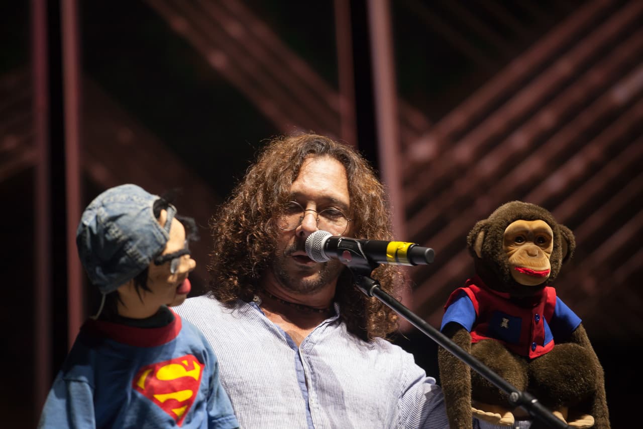 El comediante Oscar Burgos y sus muñecos le dieron el toque divertido a la velada norteña.
