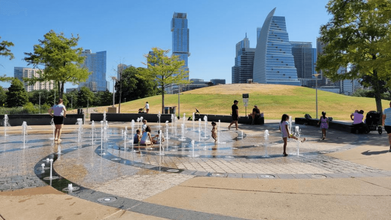 🌊 
<h3 class="cms-H3-H3">Liz Carpenter Splash Pad</h3>
<br>📍 200 Dawson Rd
<br>📞 512-974-9332
<br>
<br>¡Estos splash pads ya están abiertos!