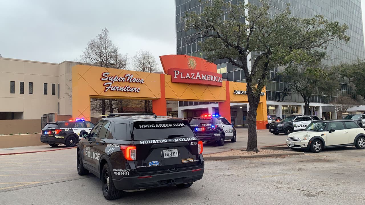 Al parecer, el sospechoso tuvo una discusión con el agente y tomó su arma con la que le disparó.