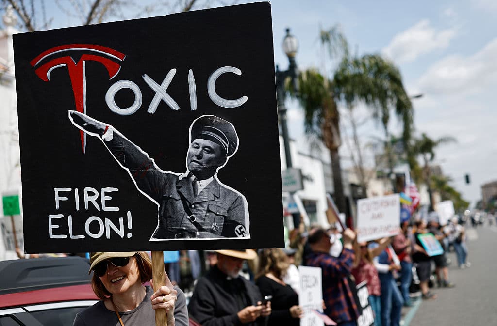 El movimiento 'Tesla Takedown' congregó a decenas de personas frente a concesionarios de ventas o 'dealers' de estos vehículos en varias ciudades de Califonia, este 29 de marzo. Los manifestantes protestan contra las políticas del empresario
<b><a href="https://www.univision.com/noticias/justicia/corte-de-apelaciones-levanta-el-bloqueo-judicial-que-prevenia-mas-recortes-del-doge-de-elon-musk-sobre-usaid" target="_blank"> Elon Musk, cofundador de Tesla y jefe del Departamento de Eficiencia Gubernamental del gobierno de Estados Unidos, conocido como DOGE</a></b>.