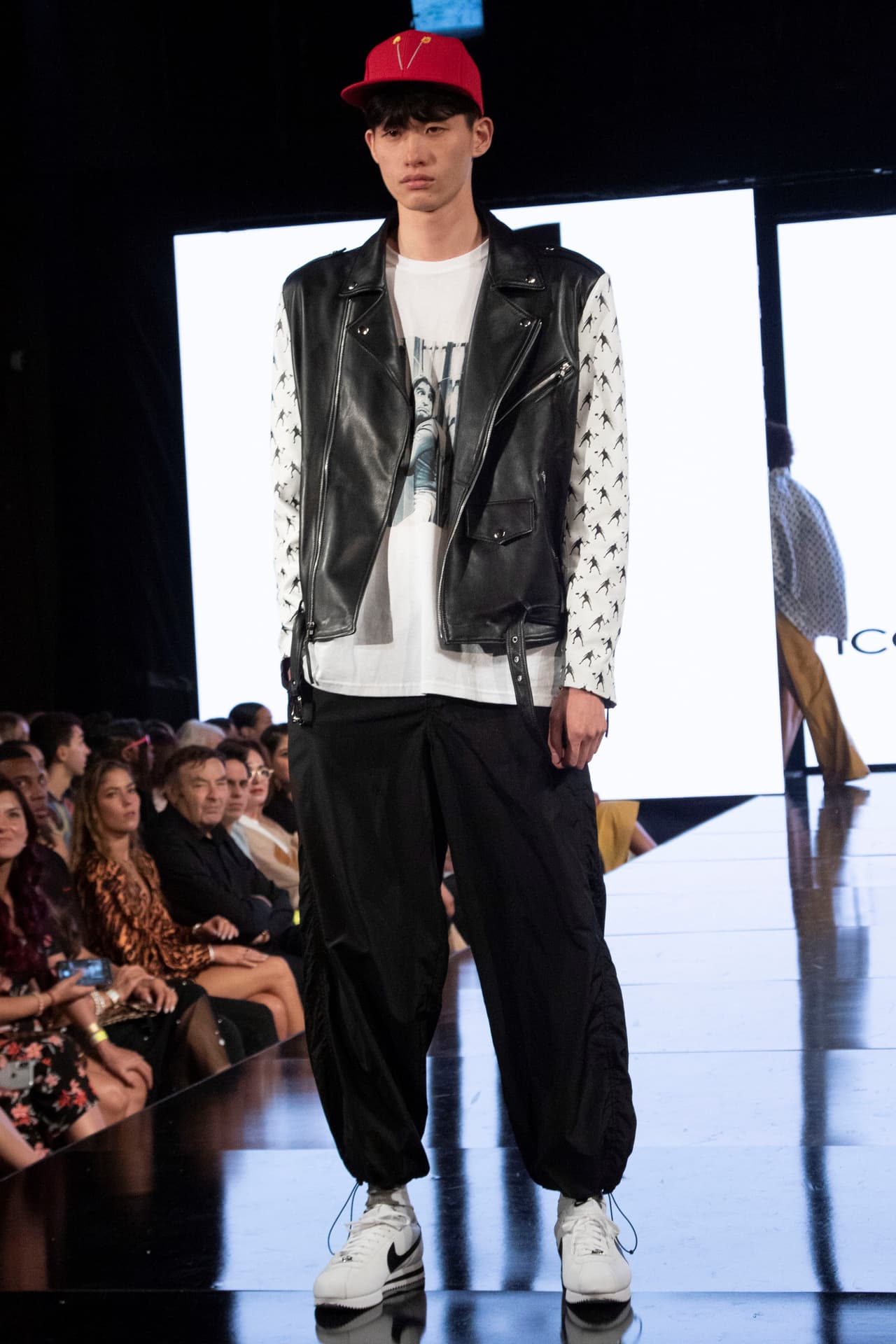 Otras de las camisetas de 'Astucia', muestran a 
<b><a href="https://www.univision.com/galavision/no-contaban-con-su-astucia-las-mejores-frases-de-el-chapulin-colorado-fotos">El Chapulín Colorado</a></b> en el icónico puente de Brooklyn y frente a la Estatua de la Libertad, en la Ciudad de Nueva York.