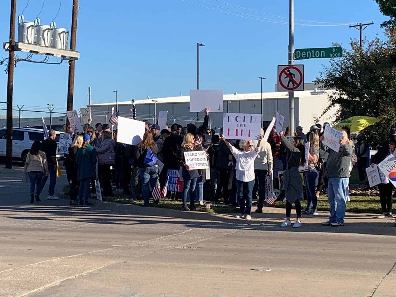 Por su parte la empresa dijo que al principio el mal tiempo fue una de las razones por las que se paralizó las operaciones de la aerolínea. 
<br>