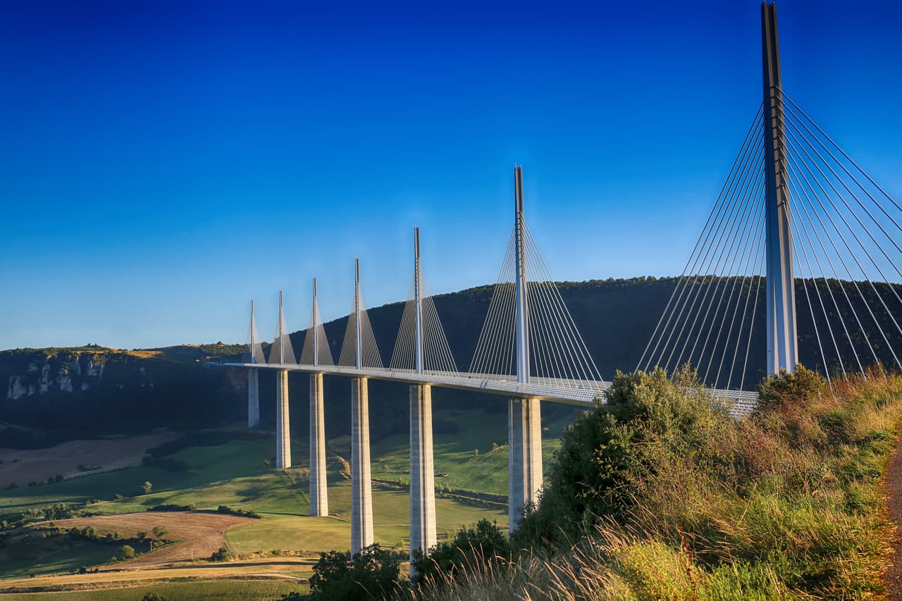 <b>Viaducto de Millau</b>.
<br>
<br>Esta majestuosa estructura, inaugurada en 2004, atraviesa el valle del río Tarn en el sur de Francia. Es de los puentes más altos del mundo, se eleva unos 1,125 pies por encima de la base de la estructura. 
<br>