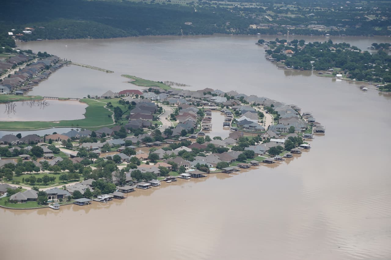 Residentes de la población de Horseshoe Bend en el Condado Parker han sido evacuados ante la creciente. Pero algunos se niegan a salir de sus casas.
