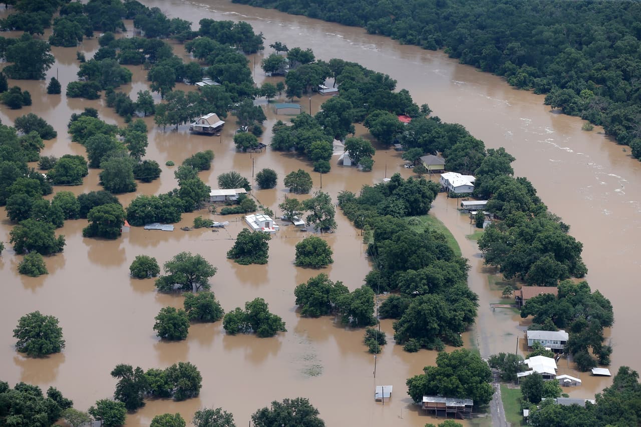 Residentes de la población de Horseshoe Bend en el Condado Parker han sido evacuados ante la creciente. Pero algunos se niegan a salir de sus casas.