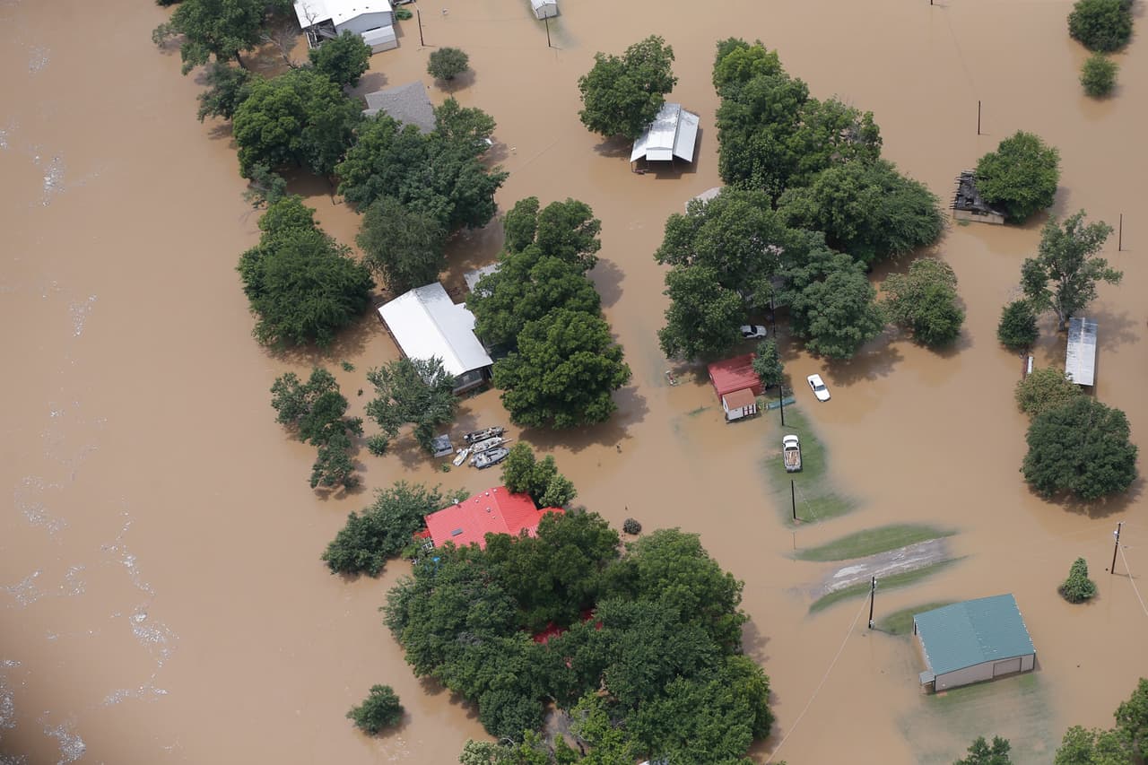 Residentes de la población de Horseshoe Bend en el Condado Parker han sido evacuados ante la creciente. Pero algunos se niegan a salir de sus casas.