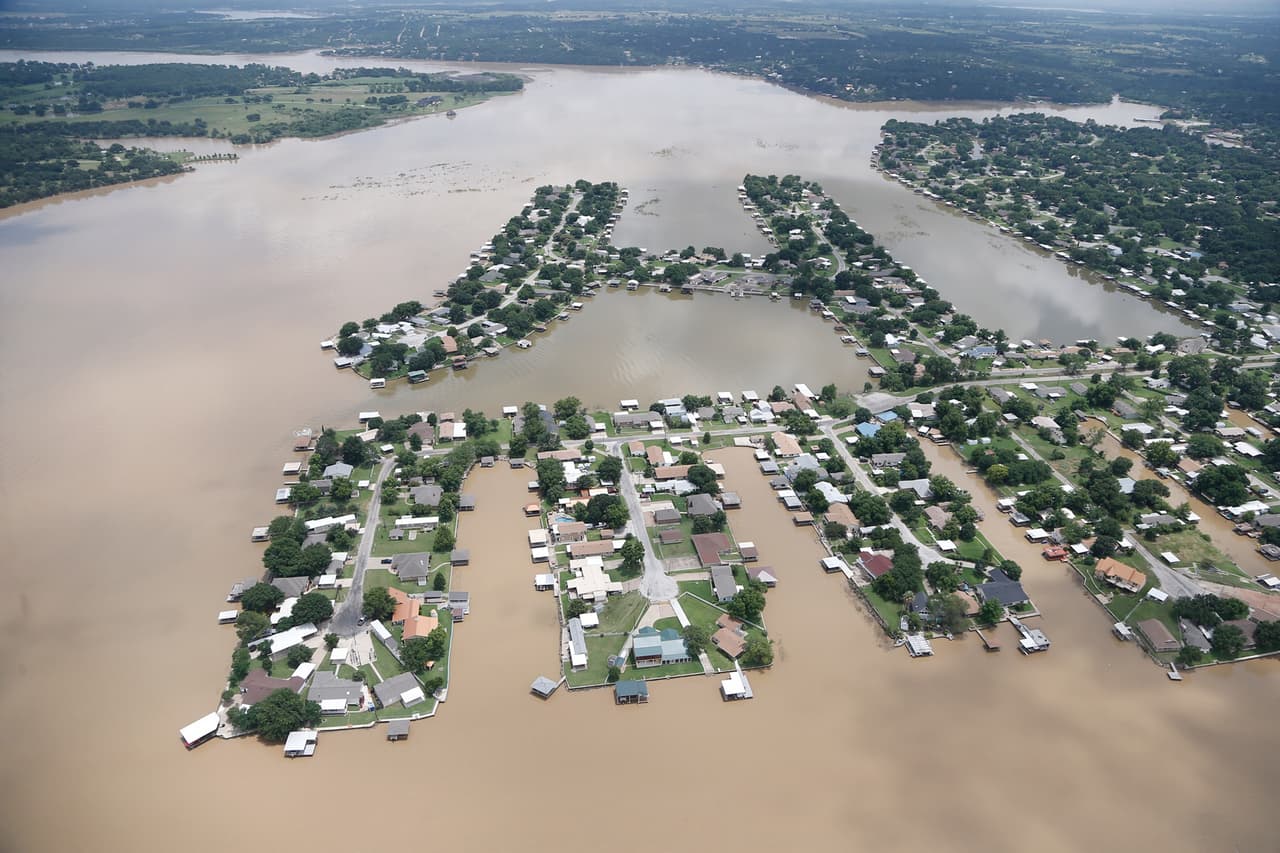 Residentes de la población de Horseshoe Bend en el Condado Parker han sido evacuados ante la creciente. Pero algunos se niegan a salir de sus casas.