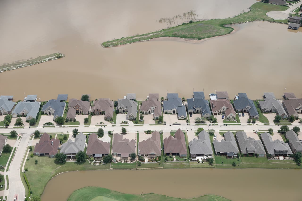 Residentes de la población de Horseshoe Bend en el Condado Parker, han sido evacuados ante la creciente. Pero algunos se niegan a salir de sus casas.