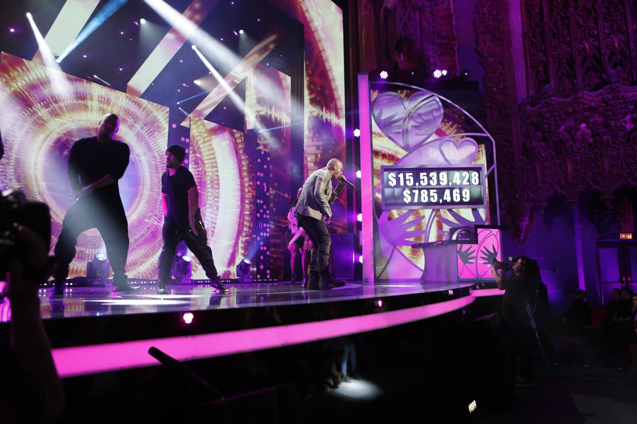 Wisin subió al escenario de nuevo para cantar 'Que se siente el deseo'