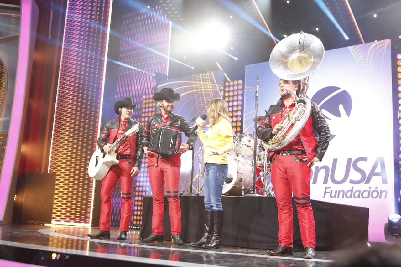 Calibre 50 cantó 'La Gripa' en el Teletón USA