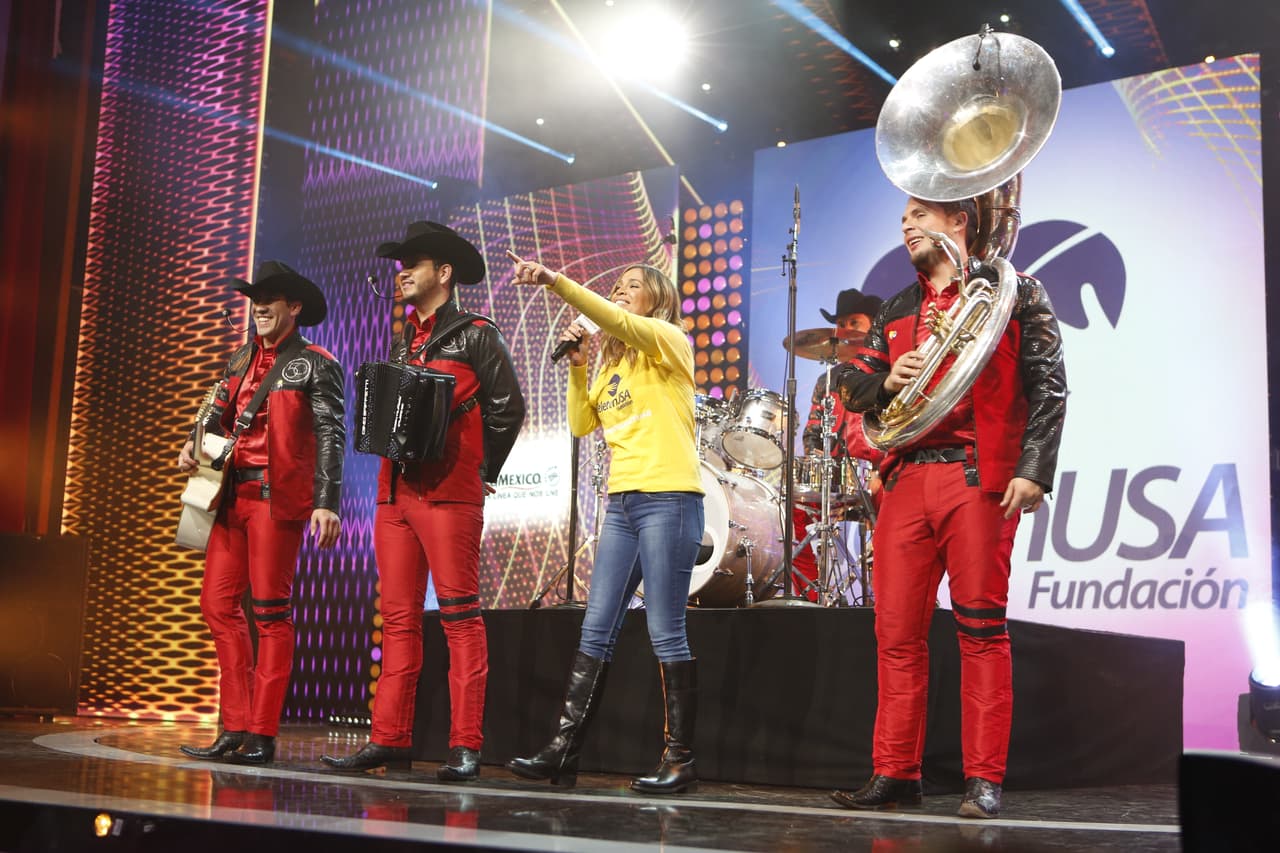 Calibre 50 cantó 'La Gripa' en el Teletón USA