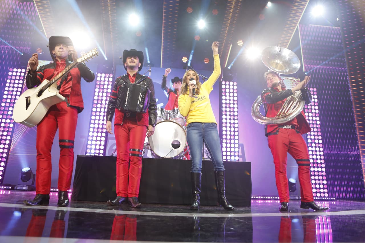 Calibre 50 cantó 'La Gripa' en el Teletón USA