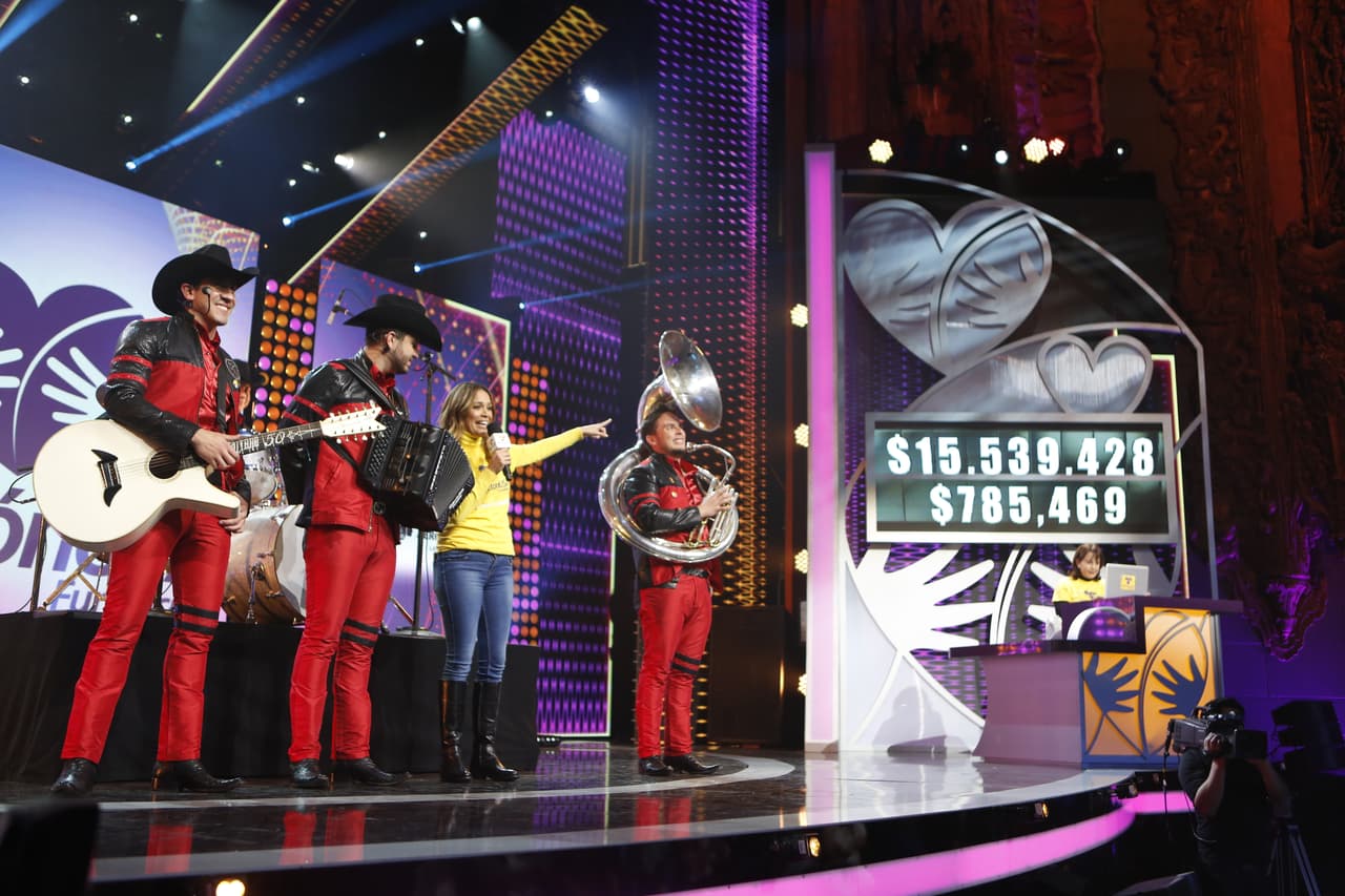 Calibre 50 cantó 'La Gripa' en el Teletón USA