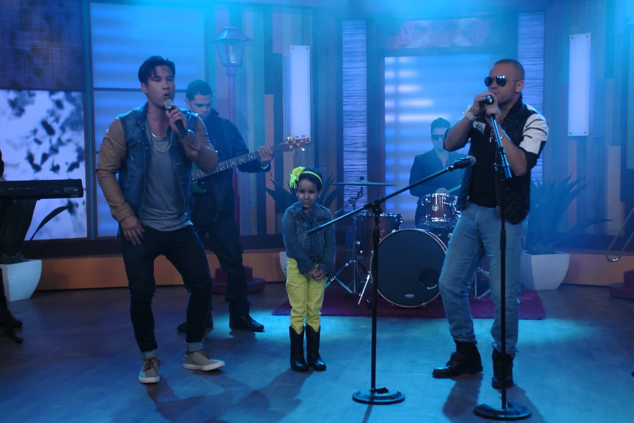 Otra de las cosas que le gusta hacer a Salma es baila, y por eso Chino y Nacho la llevaron hasta el escenario.