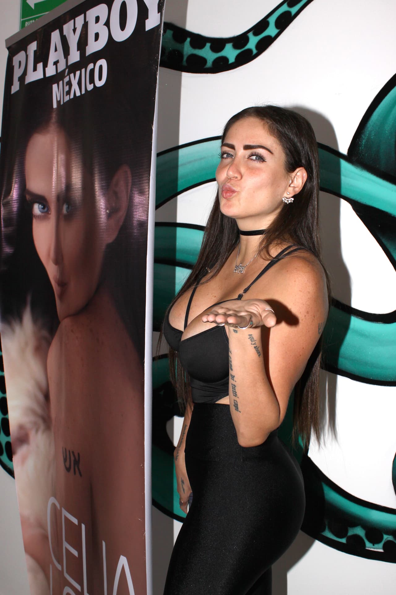 Sin embargo,
<b><a href="https://www.univision.com/famosos/no-lo-hemos-visto-ni-lo-veremos-madre-de-celia-lora-reacciona-al-video-porno-que-grabo-su-hija-fotos" target="_blank"> Celia</a></b> sí ha complacido a quienes le piden imágenes donde muestre más de su anatomía.