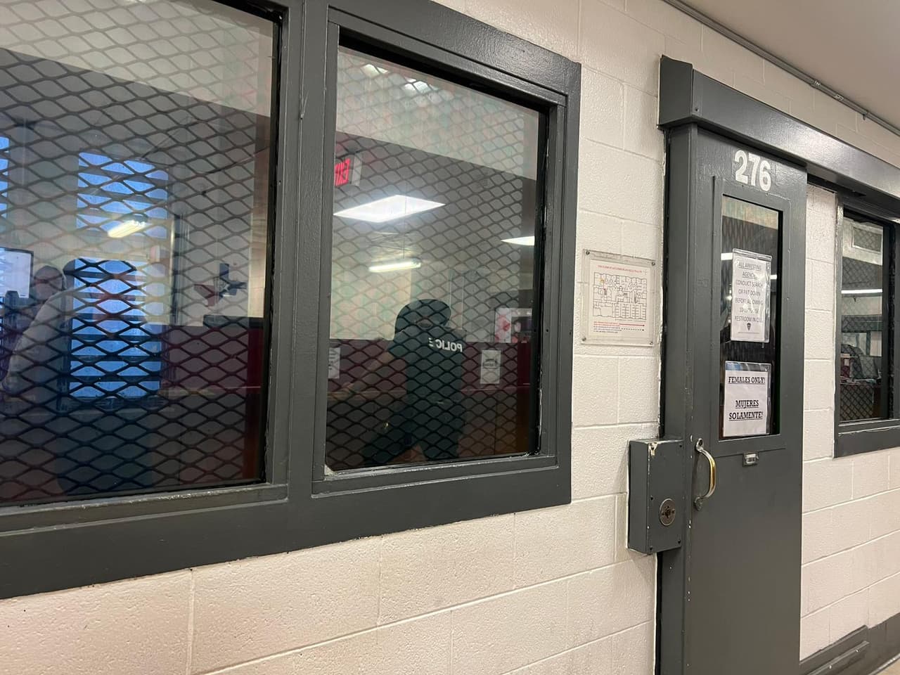 Melissa López, activista y defensora de inmigrantes, considera que la Ley SB4 podría también afectar a ciudadanos que podrían ser arrestados por tener cierto "perfil racial". "No entiendo como yo, como un Gobernador, que dice que es católico, está de acuerdo con una ley que va a presumir tantas cosas. Eso también es el peligro, que no nada más migrantes van a ser afectados. ¿Cuántos ciudadanos van a ser detenidos en encarcelados por esta ley también?".