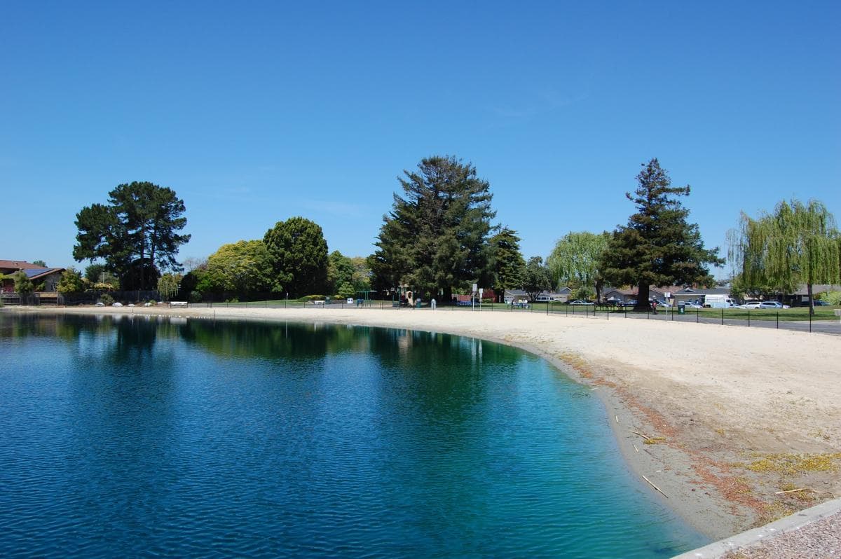 4. 
<b>Gull Park en Foster City ubicada en el condado de San Mateo:</b> Esta playa cerca de canales, hace que haya poca circulación de agua y recibe agentes contaminantes de los desarrollos urbanos circundantes.