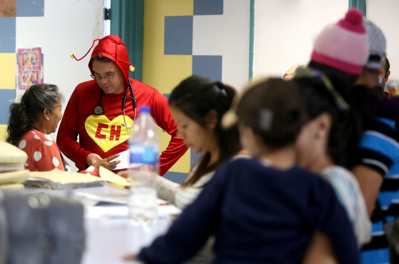 Capitán América o Chapulín Colorado: un doctor mexicano se disfraza por sus pequeños pacientes