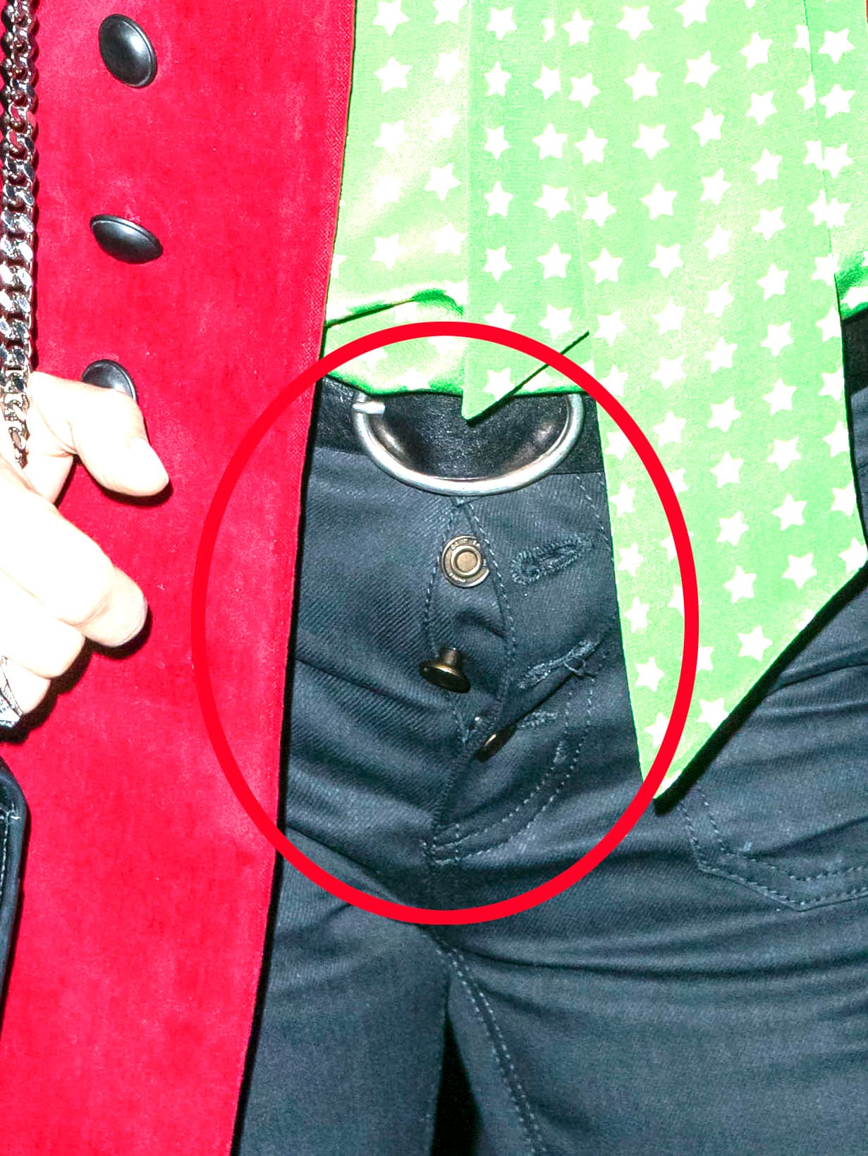 Sin embargo, la mexicana no atendió que le faltó ajustar varios botones de su pantalón.