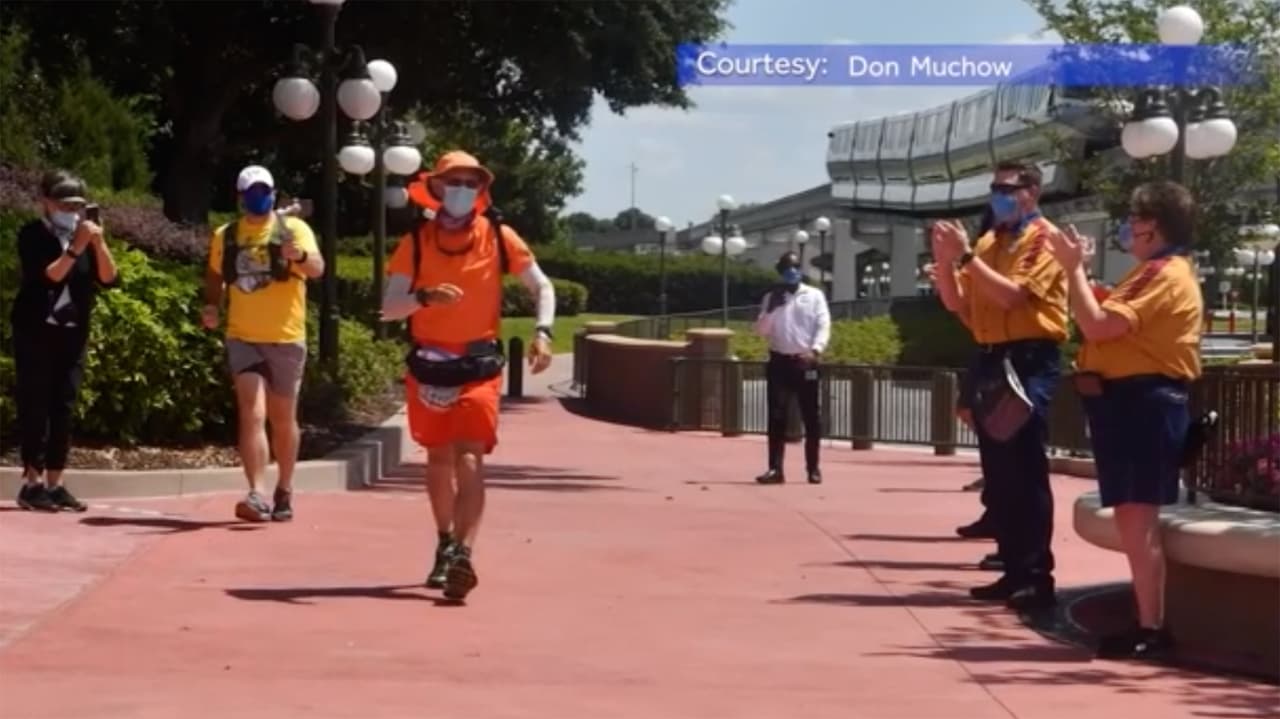 Hombre de Texas es el primero en correr desde Disneyland, en California, hasta Disney World, en Florida