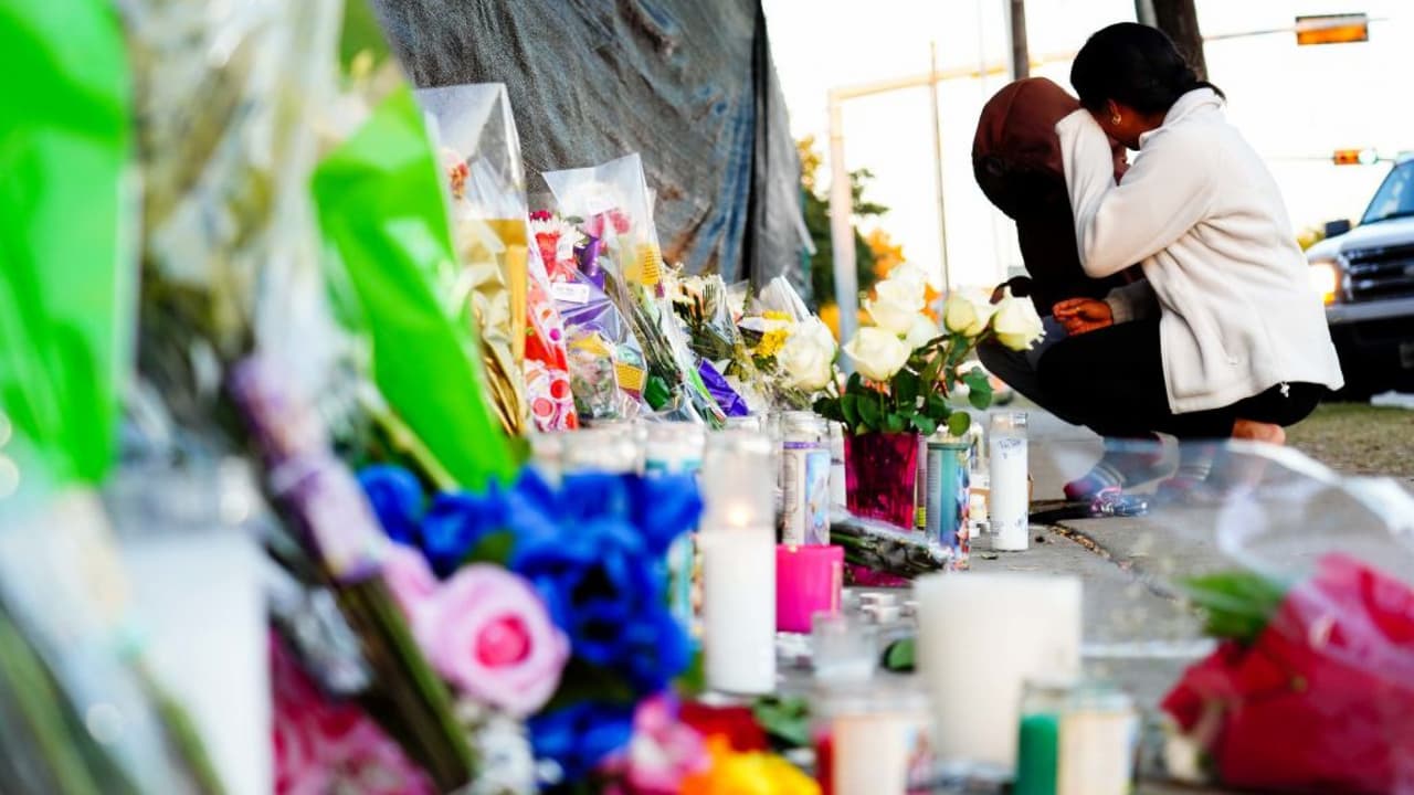 Decenas de personas se acercan en estos días a una de las puertas del NRG Park de Houston para recordar a las 
<a href="https://www.univision.com/local/houston-kxln/astroworld-houston-brianna-franco-rudy-danish-jacob-madison-axel-john-fotos">ocho víctimas </a>que dejó la tragedia del 
<a href="https://www.univision.com/temas/festival-astroworld">Astroworld</a>. Pero, muchos encuentran un gran apoyo con un invitado inesperado.