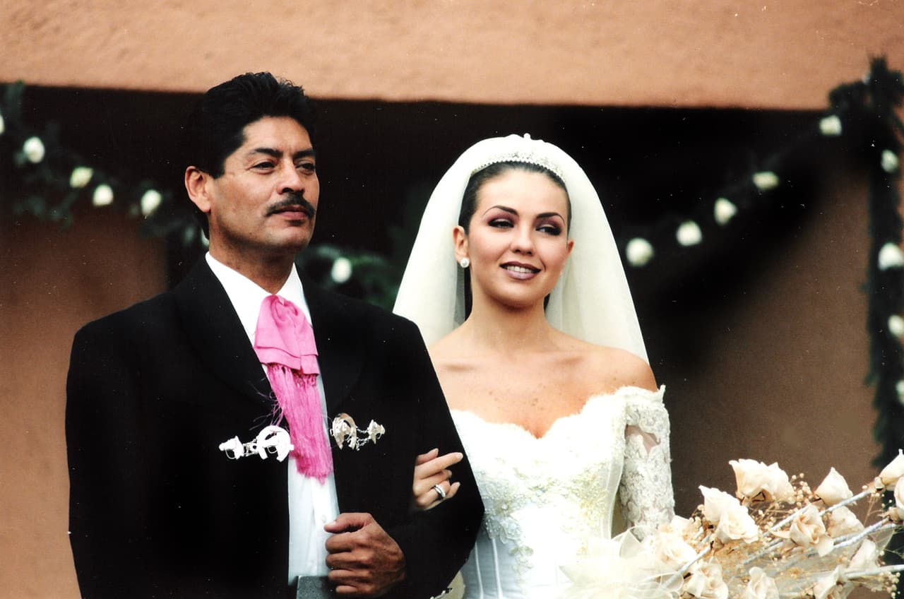 Thalía llegó al altar en la telenovela 'Rosalinda' (1999). En esta historia interpretó a Rosalinda Pérez Romero, quien se enamoró de Fernando José Altamirano del Castillo (Fernando Carrillo).