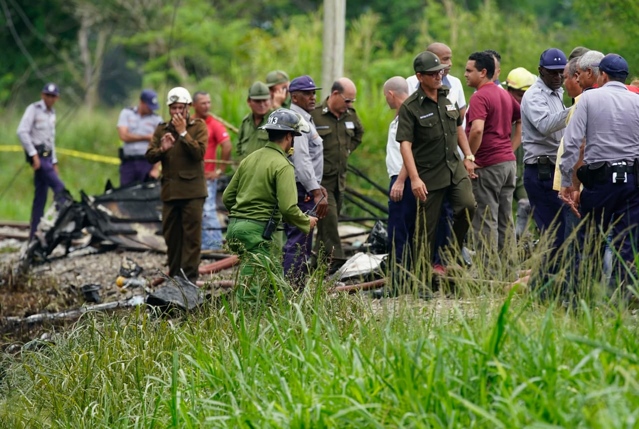 El aeroplano cayó a unas 12 millas (20 kilómetros) al suroeste de La Habana.
<br>