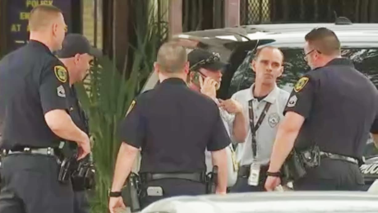 Detienen en Houston a estudiante que intentó ingresar a su escuela con un arma  