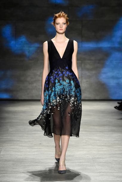 Te mostramos las tendencias que dominaron las pasarelas para que te inspires y las lleves a tu clóset. Este vestido de Lela Rose brilla con el estampado de flores en azules.