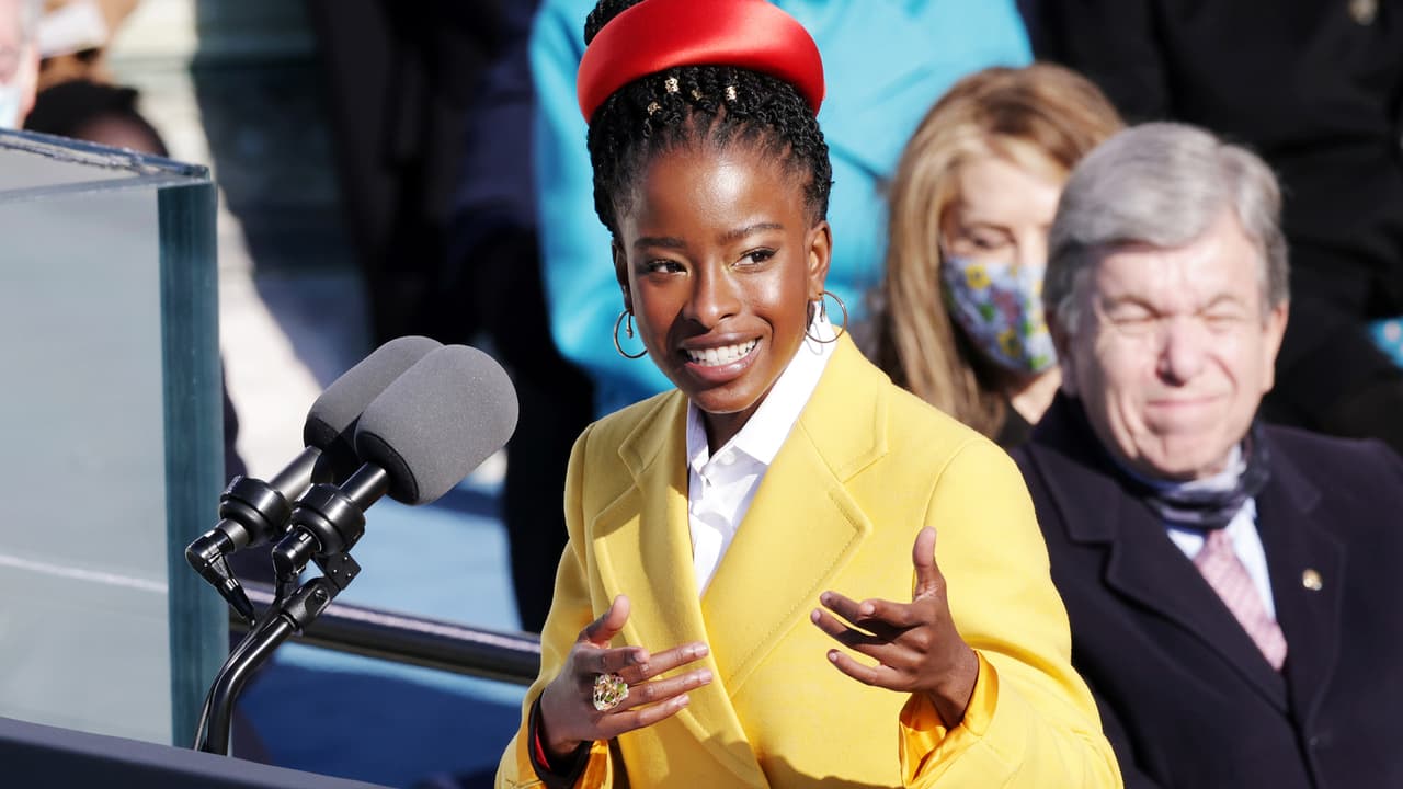 Su participación en la toma de posesión de Joe Biden la puso en el ojo público y ahora le llueven ofertas de trabajo. Durante su discurso, Amanda Gorman captó la atención de David Wilson, presidente de la Morgan State University, quien no dudó en escribirle por Twitter y pedirle que sea la poeta de la institución.