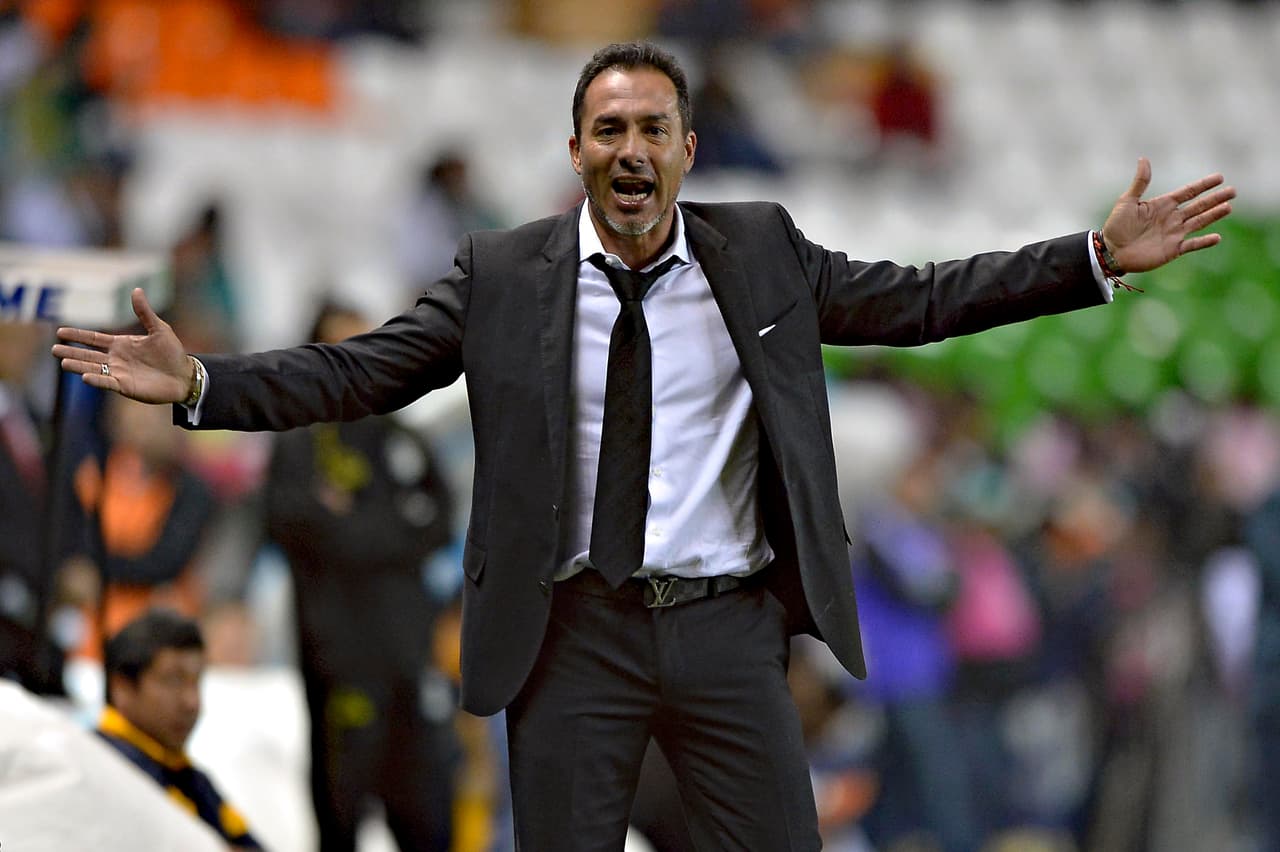 Gustavo Matosas sufre dirigiendo al Atlas en un partido de Liga MX en el Estadio Jalisco.