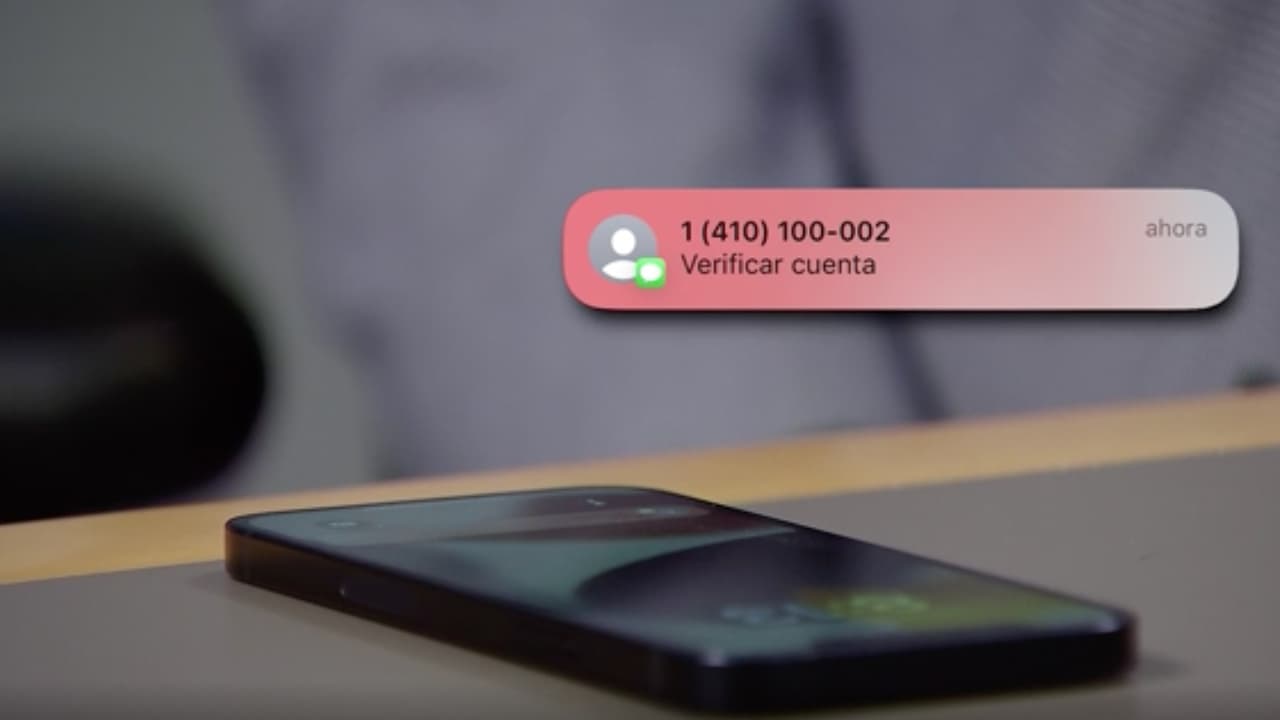 Los estafadores te envían un mensaje de texto asegurando que es de tu banco y piden que verifiques tu información porque de otra forma tu servicio será suspendido.