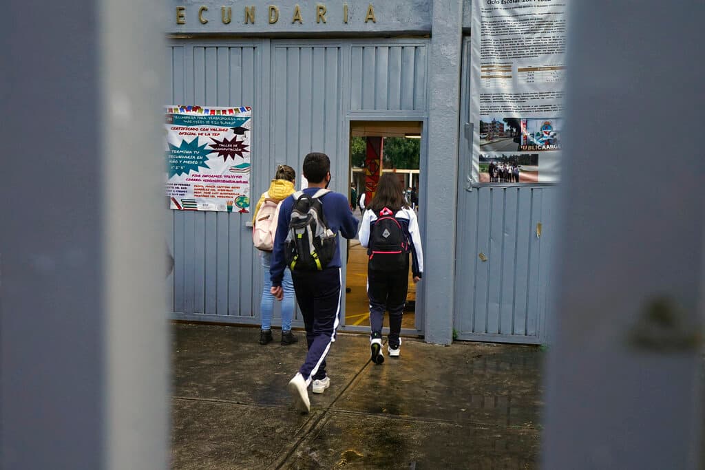 Tenían los ojos rojos, se reían y actuaban raro: unos 40 niños se intoxican con marihuana en la escuela 