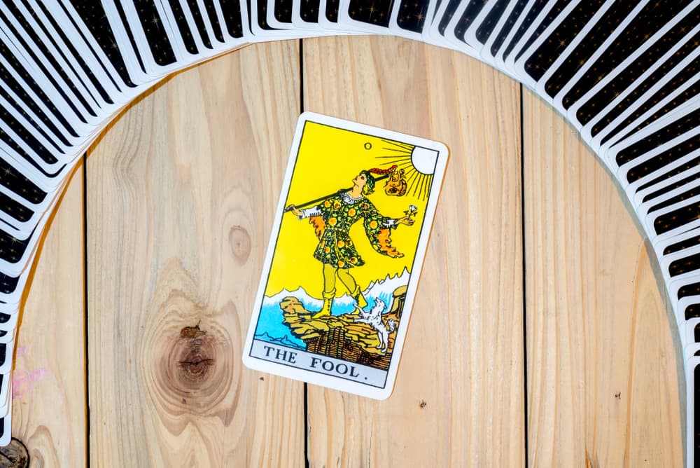 Esto pasa sobre todo si te sale el Loco en la posición del presente o el futuro en tu tirada o lectura. Significa que estarás a punto de tomar una decisión, de que hay oportunidad de romper esquemas, rutina, limitaciones, para ir en un camino diferente de autodefinición para ver qué es lo que queremos hacer en realidad.