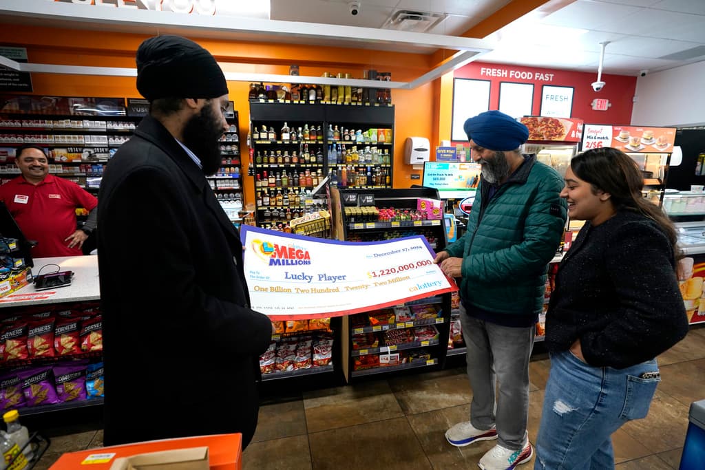 Los tres recibieron el sábado 28 de diciembre, el cheque conmemorativo de Mega Millions que identifica al negocio de la familia Singh como el paraíso de la suerte para una persona que ganó $1,220 millones. Esa persona
<b> tiene 1 año para reclamar su premio </b>y al parecer no corre prisa, pues se desconoce aún quién fue.