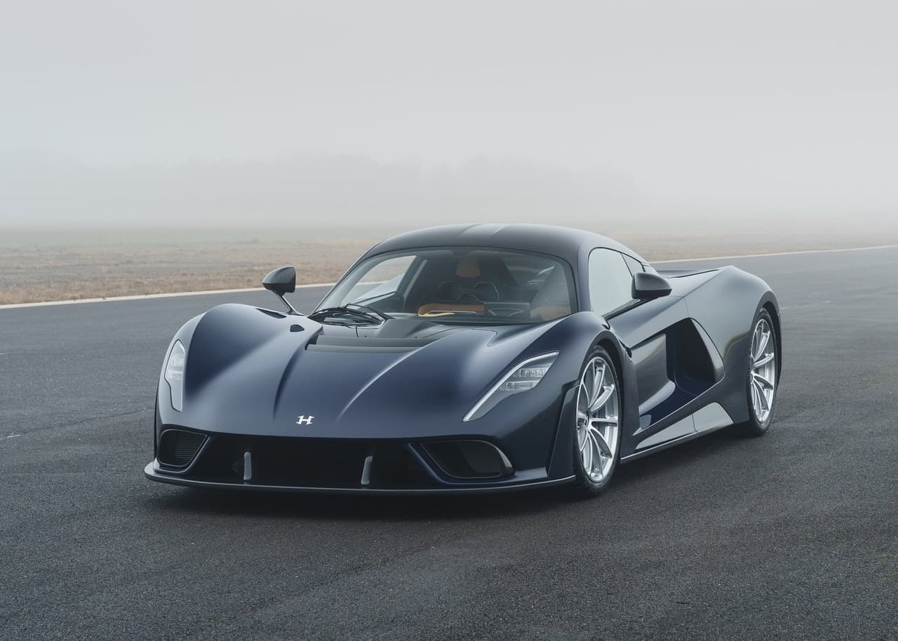 <h3 class="cms-H3-H3"><b>Hennessey Venom F5</b></h3>
<br>
<br>El término Venom significa veneno y podría ser una sustancia secretada por animales como serpientes, arañas y escorpiones, típicamente inyectada en presas al morder o picar. Este veneno de Hennessey circula a altas velocidades, pues es capaz de ir hasta las 62 mph (100 km/h) en menos de 3 segundos y alcanza las 124 mph (200 km/h) en menos de 5 segundos.
<br>