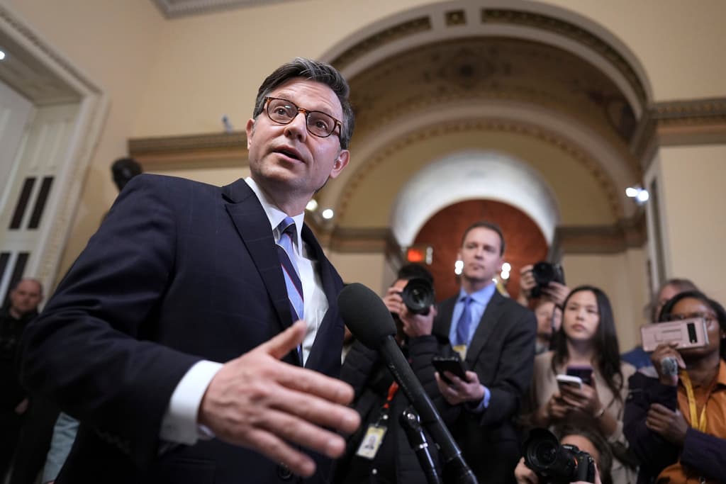 Republicanos aprueban plan que permitirá a Trump más recortes de impuestos y fondos para deportaciones